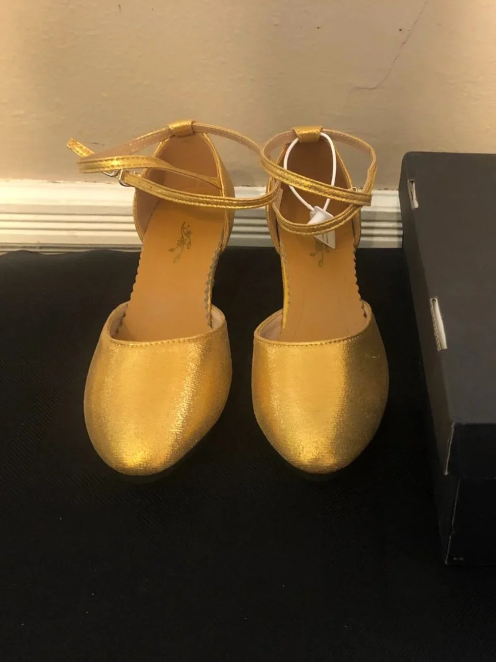 Dance and Sway Gold Shimmer Closed-Toe Dance Heels Sz 7-7.5